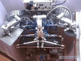 an upside down photo from under the keybaord. the socket, tubes, wires, and arms holding everything up can be clearly seen. there is a watermark reading yaplakal.com in the corner